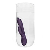 Vibratore rabbit viola scuro impermeabile immerso nell'acqua con logo VIVE