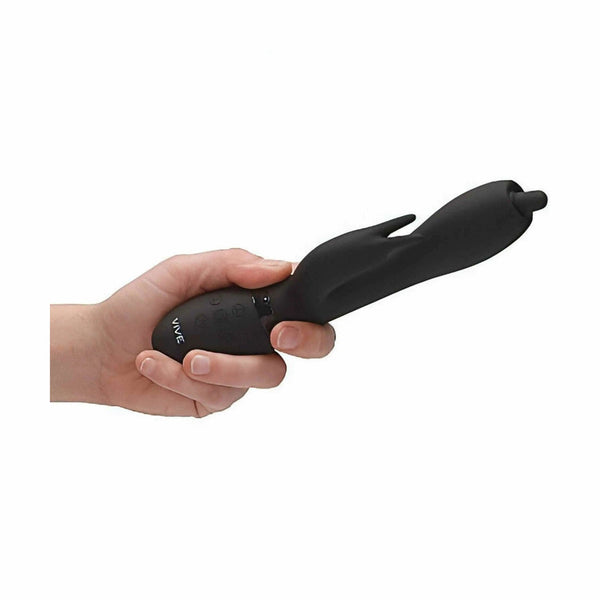Vibratore rabbit nero tenuto in mano per mostrare ergonomia e forma