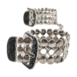 Dettaglio fibbia manette bondage Noir Argent Elegant Os con cristalli neri su metallo opaco