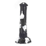 Dildo nero Srepnia con macchie marbled bianche, superficie lucida e base floreale