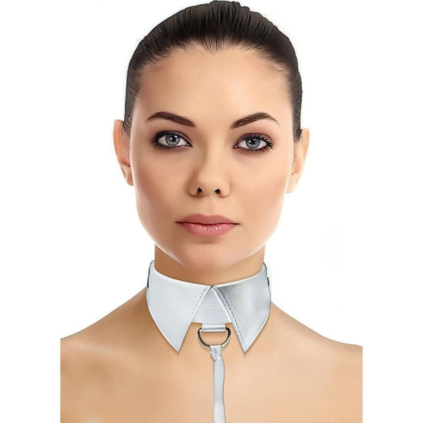 Modella indossa collare a colletto camicia bianco lucido con guinzaglio