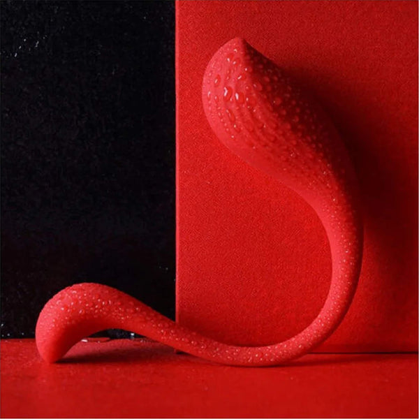 Vibratore rosso impermeabile con gocce d'acqua su sfondo scuro
