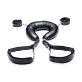 Vista dall'alto fascia per cosce smontata con manette, cinghie caviglie e anelli D metallici