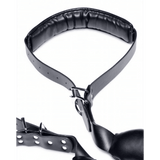 Dettaglio fascia per cosce nera in pelle sintetica lucida con fibbie regolabili metalliche