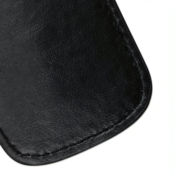 Dettaglio superficie nera granulosa di paddle BDSM con cuciture precise