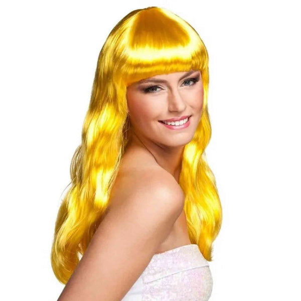 Parrucca capelli lunghi bionda liscia con frangia dritta su modella