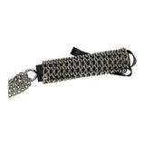 Dettaglio laterale frustino pelle nera con rivestimento catene argento
