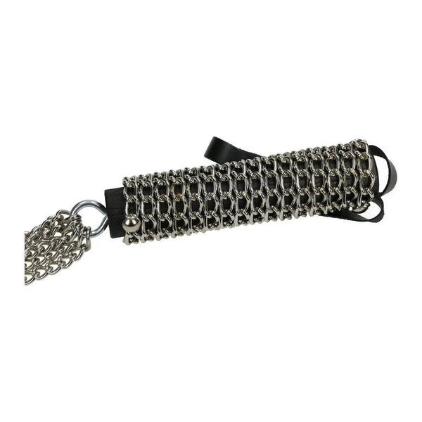 Dettaglio laterale frustino pelle nera con rivestimento catene argento