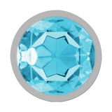 Primo piano diamante azzurro facettato su anello grigio chiaro plug anale