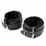 Cavigliere bondage nere in similpelle imbottite con pelliccia interna e anello di collegamento