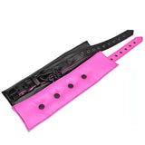 Set polsiere bondage nero e fucsia con fibbie, bottoni e cuciture visibili