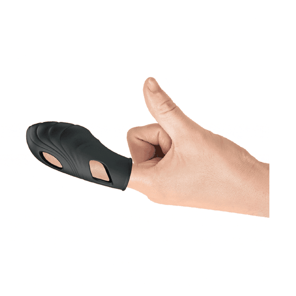 Vibratore da dita nero indossato sul dito indice con apertura ovale visibile