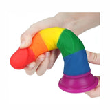 Dildo arcobaleno flessibile in silicone medicale mostrato piegato a mano