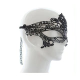 Maschera nera in pizzo vista profilo con dettagli floreali e coda pendente