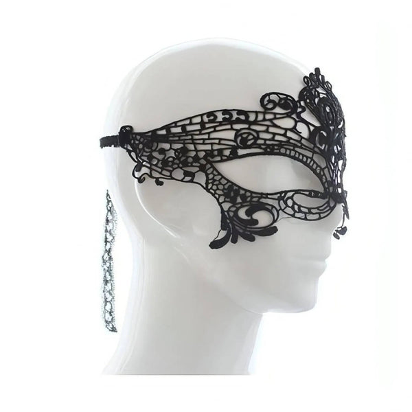 Maschera nera in pizzo vista profilo con dettagli floreali e coda pendente