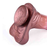 Dettaglio base dildo silicone rosa metallizzato volto stilizzato e superficie lucida