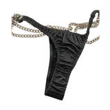 Slip in cuoio nero con catena metallica argentea e anello frontale
