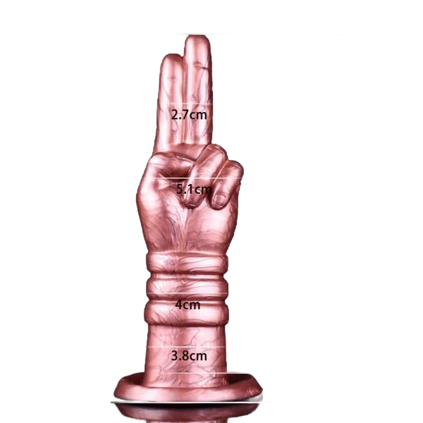 Dildo silicone liquido rosa Deva misure dettagliate con pollice e indice sollevati su sfondo bianco