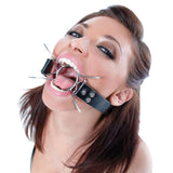Bavaglio Spider Gag metallico nero con struttura a ragnatela indossato da donna