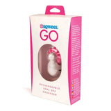 Scatola Sqweel Go massager orale ricaricabile bianca e rosa con logo