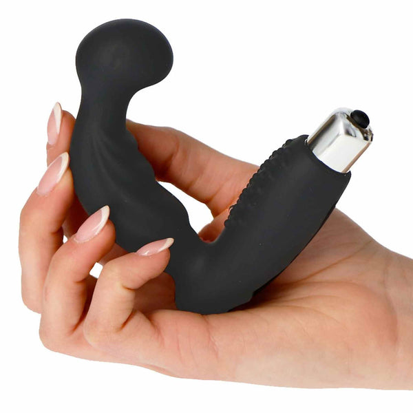 Mano femminile che tiene stimolatore prostata nero con pulsante metallico