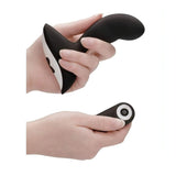 Composizione mano con stimolatore prostatico nero ergonomico e telecomando wireless compatto