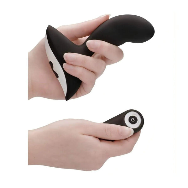 Composizione mano con stimolatore prostatico nero ergonomico e telecomando wireless compatto