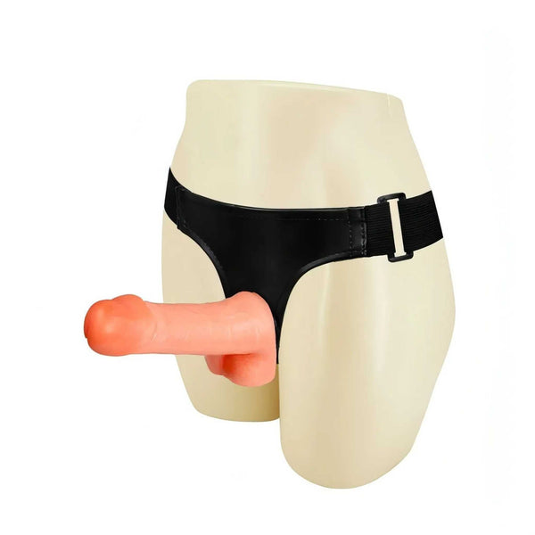 Vista laterale strap-on realistico su manichino, dettaglio fibbia regolabile