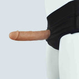Guaina per pene nera da uomo indossata su manichino con fascia elastica in vita