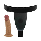 Strapon nero vuoto piatto con pene artificiale in silicone separato su sfondo bianco