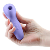 Mano femminile tiene succhia clitoride Vera Revel viola chiaro ergonomico con tre pulsanti