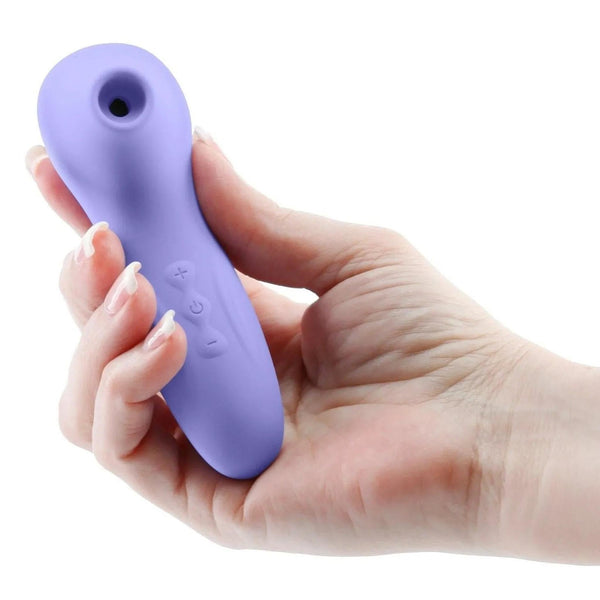 Mano femminile tiene succhia clitoride Vera Revel viola chiaro ergonomico con tre pulsanti