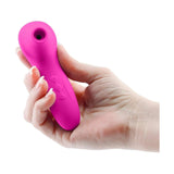 Mano che tiene succhia clitoride Revel Vera viola ergonomico per stimolazione aria