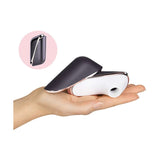 Satisfyer Traveler stimolatore aria tenuto in mano aperto design goccia bianco nero