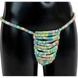 Tanga da uomo commestibile Candy Posing Pouch su manichino nero caramelle multicolori