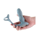 Mano che tiene massaggiatore anale grigio chiaro ergonometrico per mostrare dimensioni