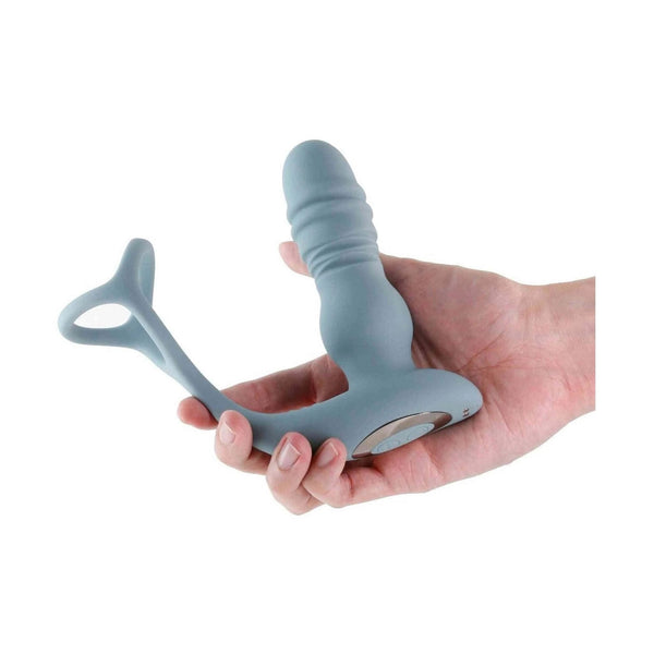 Mano che tiene massaggiatore anale grigio chiaro ergonometrico per mostrare dimensioni