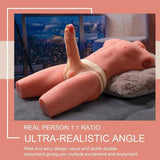 Torso uomo sdraiato con finitura pelle ultra-realistic e angolo 1:1 su cuscino grigio