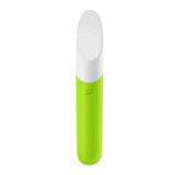 Vibratore bullet Satisfyer verde lime liscio con logo SF inciso su sfondo bianco