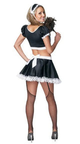 Costume da cameriera sexy 7 pezzi con gonna in raso nero, scopa e dettagli in pizzo bianco