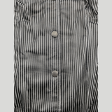 Dettaglio camicia a righe verticali nere e bianche con bottoni scuri per roleplay
