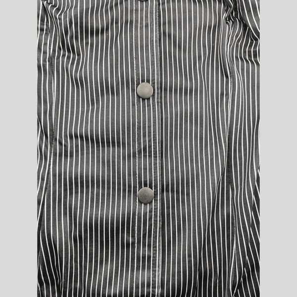Dettaglio camicia a righe verticali nere e bianche con bottoni scuri per roleplay