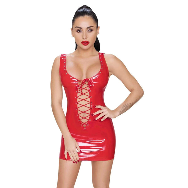 Modella indossa vestitino in vinile rosso lucido con borchie sulle spalline