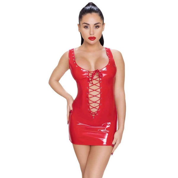 Vestitino in vinile rosso aderente con scollo a V profondo e dettagli metallici