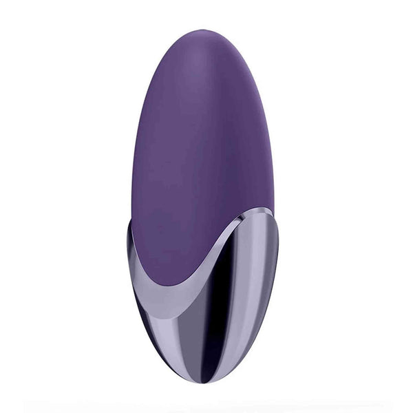 Vibratore viola Satisfyer Lay-on su sfondo bianco che mostra texture morbida e metallo