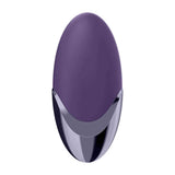 Vibratore ovale viola Satisfyer con contrasto tra superficie opaca e base ondulata