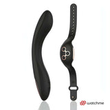 Vibratore nero ergonomico e smartband di controllo remoto su sfondo bianco