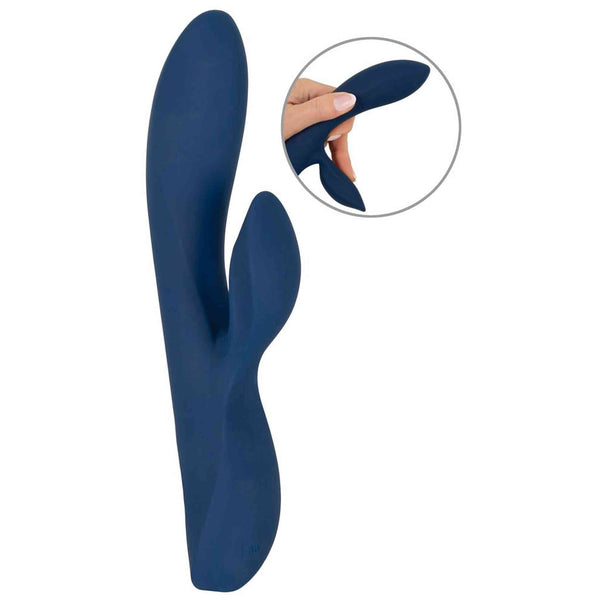 Dettaglio texture flessibile vibratore rabbit blu scuro silicone mostrato da mano