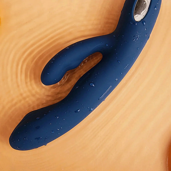 Vibratore rabbit blu scuro resistente all'acqua con placca metallica SVAKOM immerso