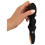 Vibratore a coniglio nero in silicone tenuto in mano verticale con logo YOU 2 TOYS